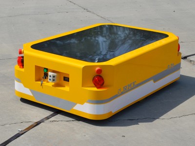 Automatizovaný přenosový vozík AGV manipulace s robotem