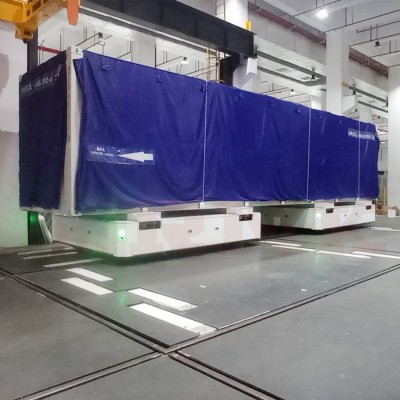 Transport kontejneru 40 tun dvou vozů spojených přenosových vozíků