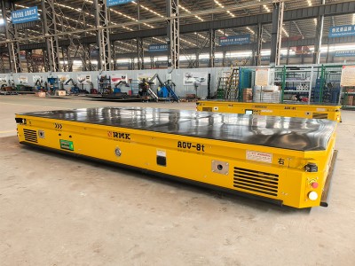 8 tun laserově vedené AGV s zdvihací paletou